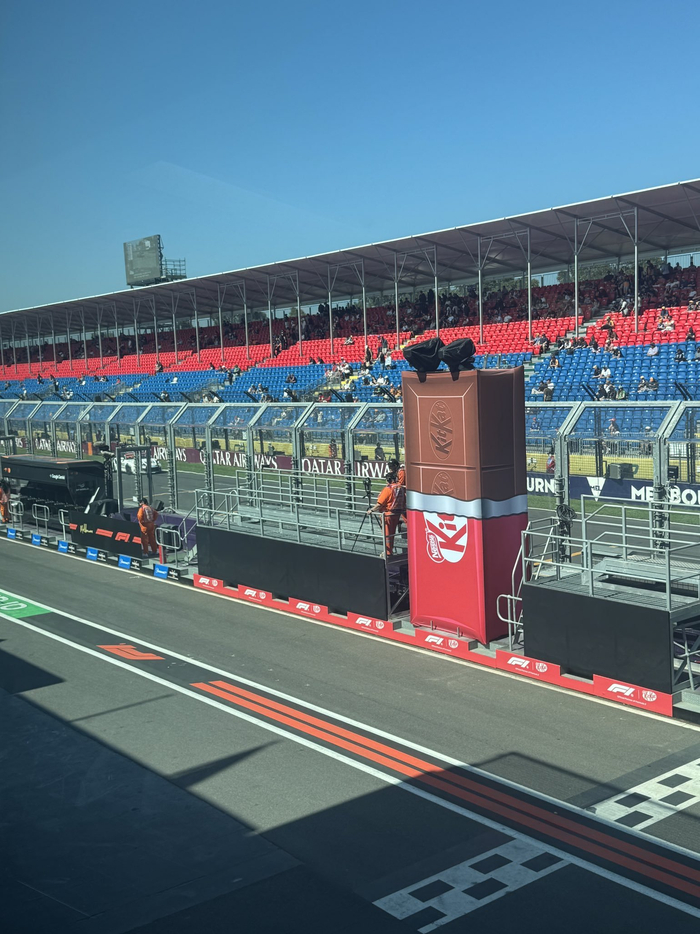 低调看直播-墨尔本F1维修通道惊现巨型Kitkat巧克力|澳大利亚|大奖赛_新浪体育_新浪新闻